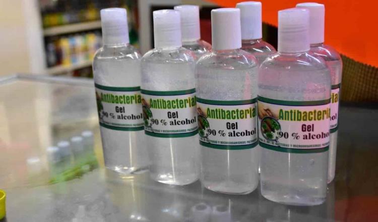 Venden alcohol y gel antibacterial de dudosa calidad ante desabasto en tiendas y farmacias