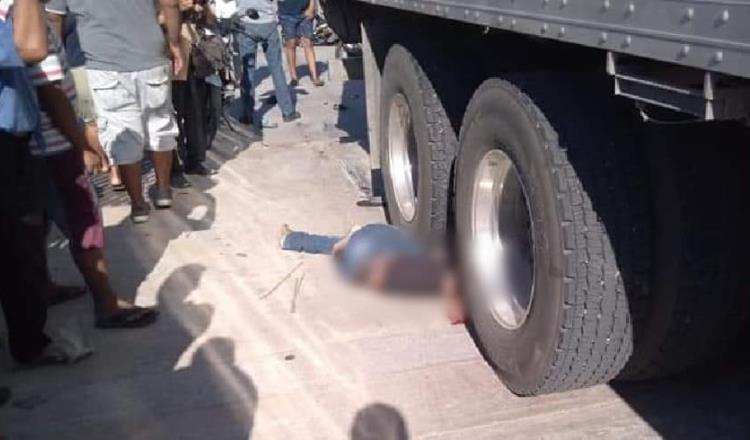 Mata trailer a motociclista en Centla; la pesada unidad se habría pasado un alto