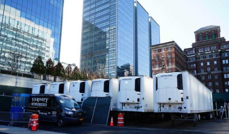 Arriban morgues móviles a las calles de Nueva York ante aumento de víctimas del covid-19