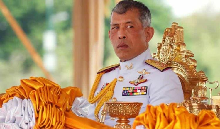 Causa indignación comportamiento de rey de Tailandia ante pandemia