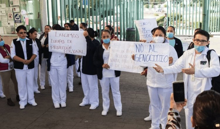 Protestan médicos y enfermeras en Toluca; exigen insumos para atender casos de coronavirus