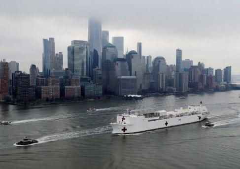 Arriba buque hospital a NY para enfrentar pandemia