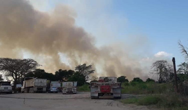 Fuerte incendio de pastizales en la Miguel Hidalgo moviliza a los bomberos