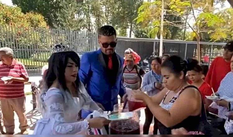 Pospone pareja fiesta de bodas en Guanajuato ante Covid-19 y reparte banquete fuera de un hospital