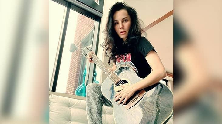 #TabasqueñosEnRedes Martha Higareda aprovecha la cuarentena para aprender a tocar la guitarra