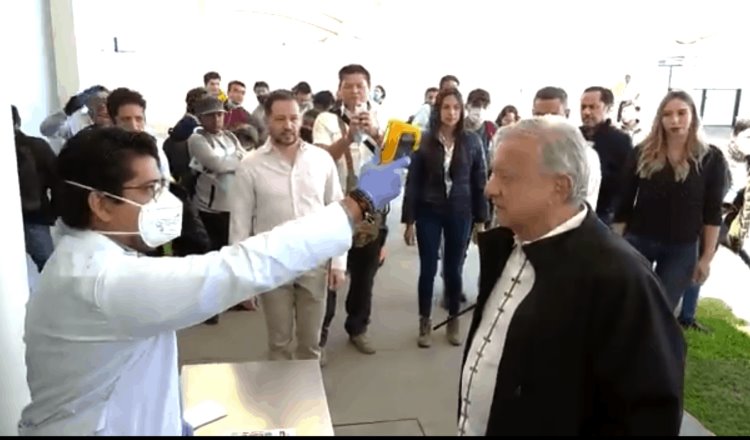 Tengan para que aprendan, dice AMLO al dar 35.6 de temperatura en el aeropuerto de Oaxaca