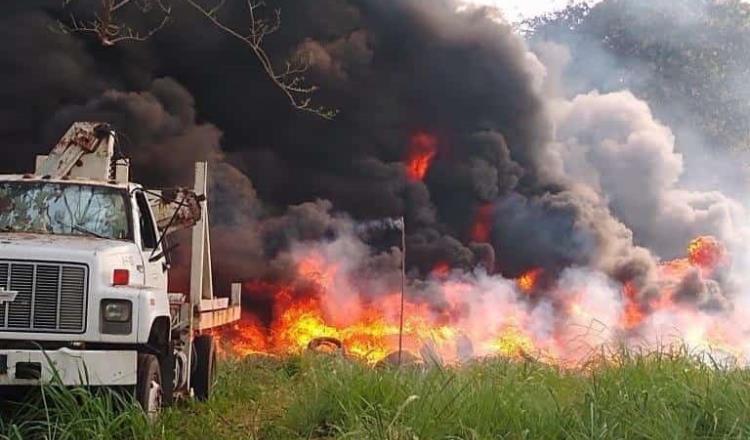 Se incendia tiradero de autos viejos en Villahermosa