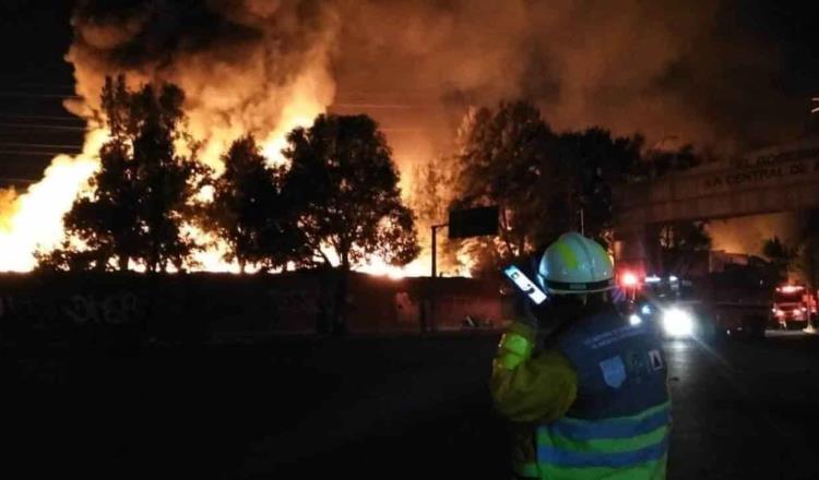 Se incendia bodega de madera en Iztapalapa; mueren dos personas