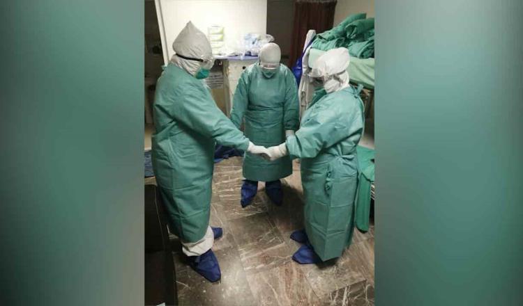Viralizan foto del personal médico del Juan Graham orando ante la pandemia del Covid-19
