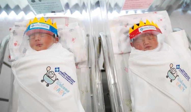 Protegen del Covid-19 con mascarillas a recién nacidos en Tailandia