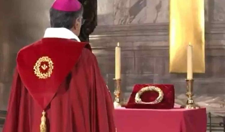 Veneran Corona de Espinas de Cristo en Catedral de Notre-Dame, a casi un año de su incendio