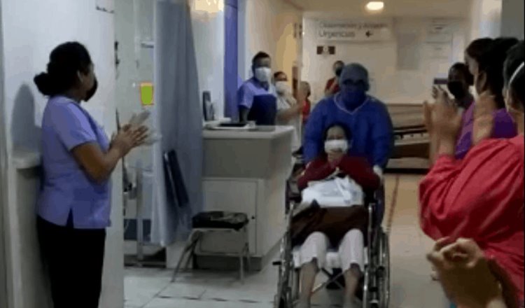 Entre aplausos despiden a paciente de Covid-19 dada de alta en Querétaro