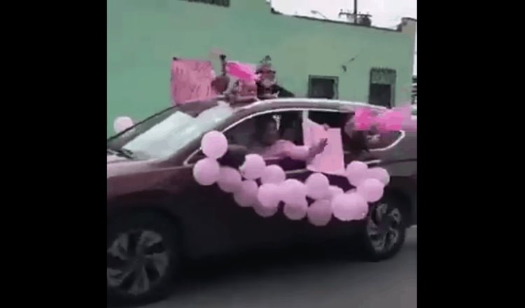 Pese a pandemia familia en Monterrey realiza Baby Shower en caravana de vehículos