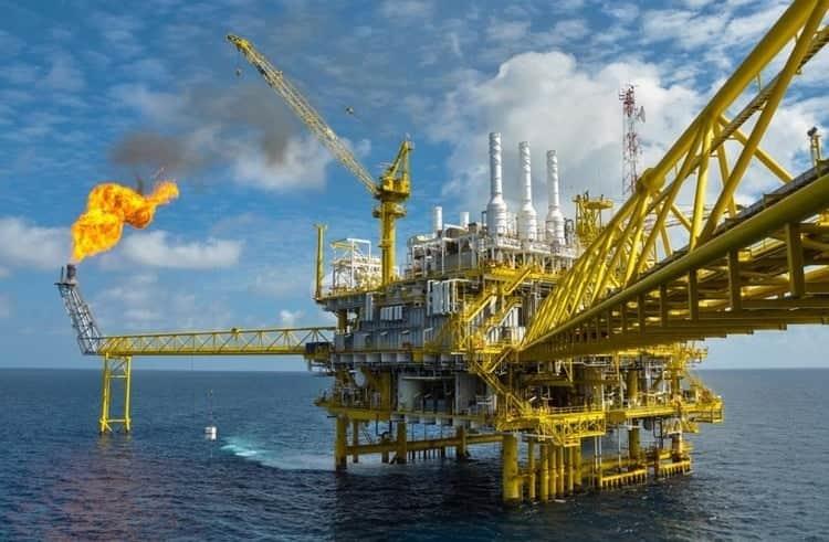 Producción petrolera mundial se reducirá en 9.7 millones de barriles diarios