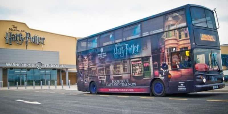 Autobuses de Harry Potter transportan gratis a personal médico de Londres que combate Covid-19