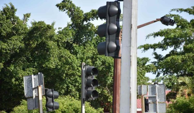 Repara PEC semáforos de Villahermosa aprovechando poca movilidad por cuarentena