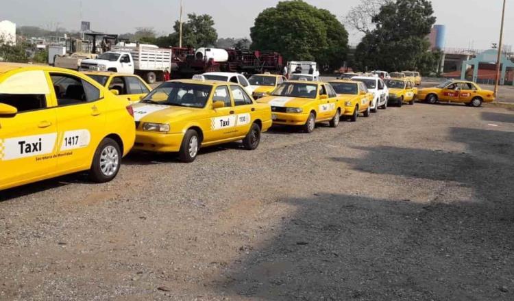 En caravana, taxistas se manifiestan en Villahermosa exigiendo apoyo económico