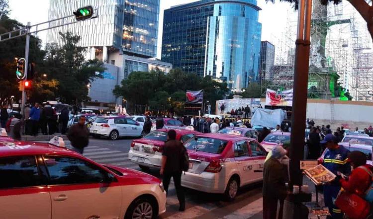 En Palacio Nacional taxistas y artesanos se manifiestan en demanda de apoyos ante afectaciones por el Covid-19