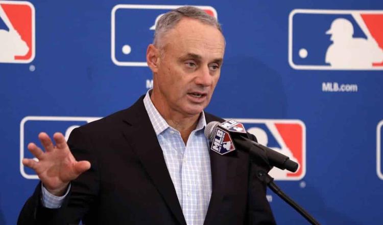 Suspende MLB contratos de todos sus empleados