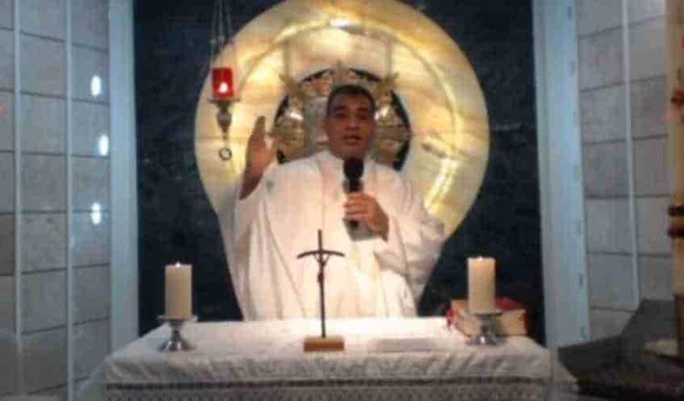 Supuesto sicario de los Zetas, amenaza a sacerdote en plena misa en vivo en Monterrey