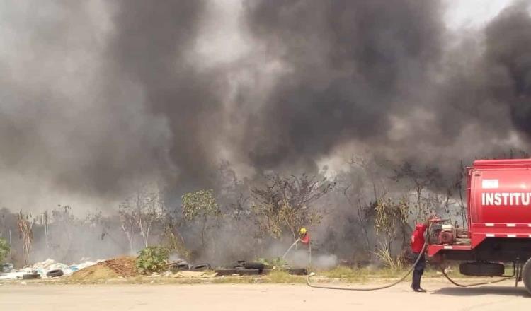 Sofocan bomberos incendio cerca de Plaza de Toros; llama Protección Civil a no realizar quemas