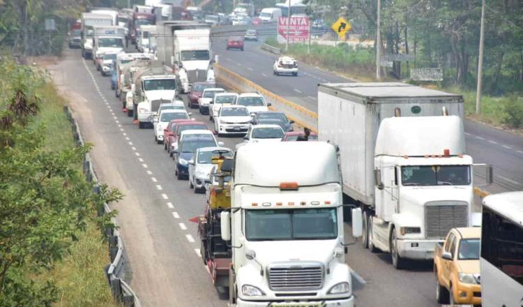 Se registran filas kilométricas de vehículos en las entradas a Villahermosa por operativos