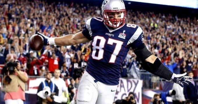 Tom Brady da bienvenida peculiar a Gronkowski