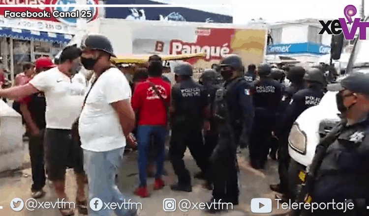 Se manifiestan habitantes de Tenosique para pedir apoyos ante la contingencia