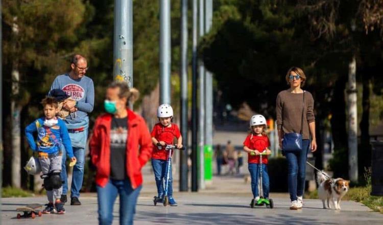 En España niños empiezan a salir a las calles… acompañados de adultos