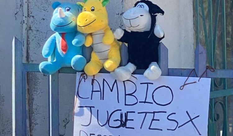 Cambian niños en Tijuana juguetes por despensas; impresiona la solidaridad de la gente