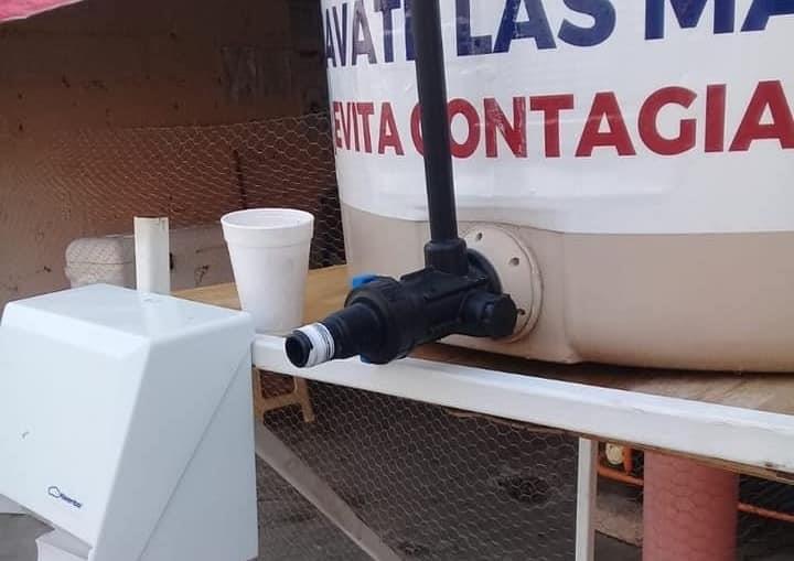 Denuncian vandalismo a uno de los tinacos instalados como lavabos públicos en Balancán