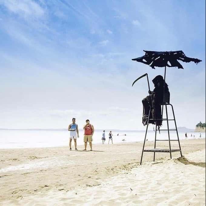 Hombre se disfraza de la muerte y recorre playas en Florida ante rompimiento de la cuarentena