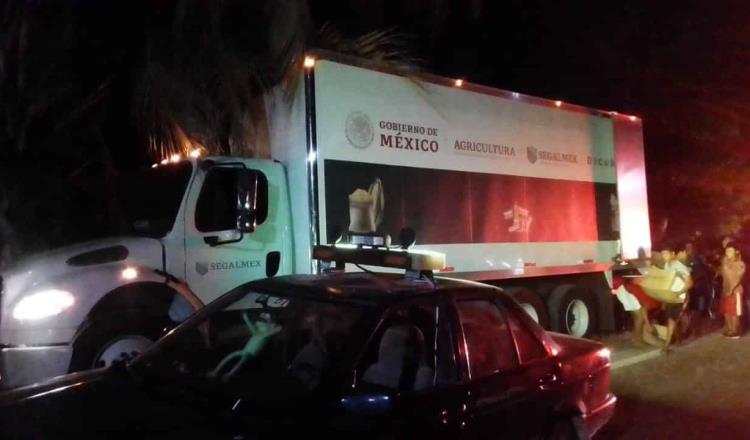 Saquean camión del Gobierno Federal en Atasta Campeche