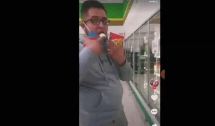 Buscan a sujeto con cubrebocas que destapó bote de helado en supermercado para probarlo