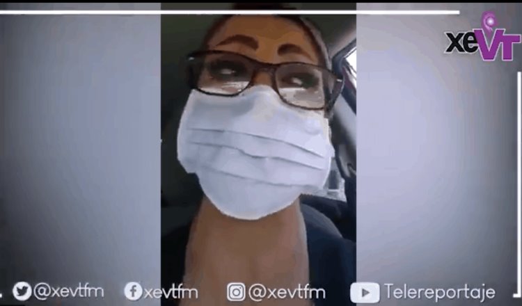 Enfermera rompe en llanto tras recibir reconocimiento en Centro Comercial en Puerto Vallarta