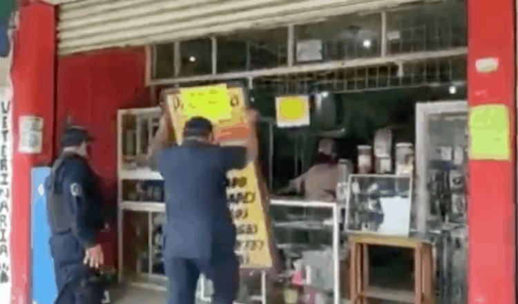 Policías detienen a dueño de negocio que se negaba a cerrarlo en Nacajuca