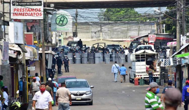 Policías desalojan a ambulantes en Ocuiltzapotlán; ellos se inconforman y dicen que jamás les notificaron