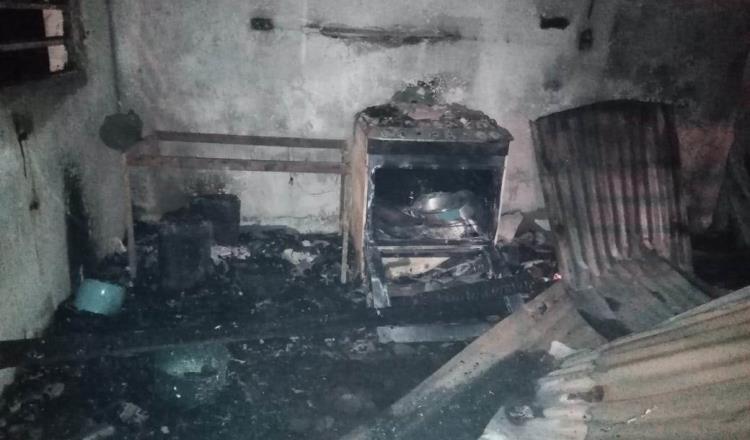 Se quema casa en Ixtacomitán y vecinos ayudan con despensas y ropas a los afectados