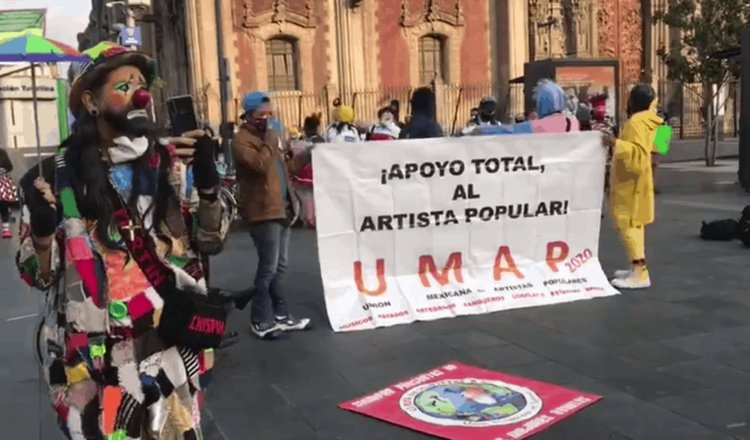 Se manifiestan artistas populares en Palacio Nacional en demanda de apoyo por afectación ante la pandemia
