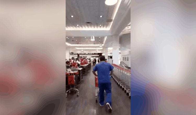 En supermercado de Nuevo León aplauden a hombre con vestimenta quirúrgica
