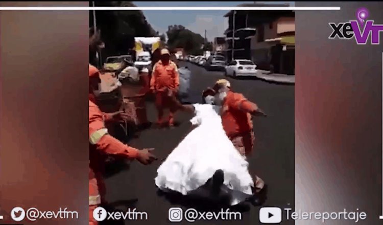 Trabajadores de limpia de la CDMX improvisan vals de XV tras encontrar vestido viejo en contenedor