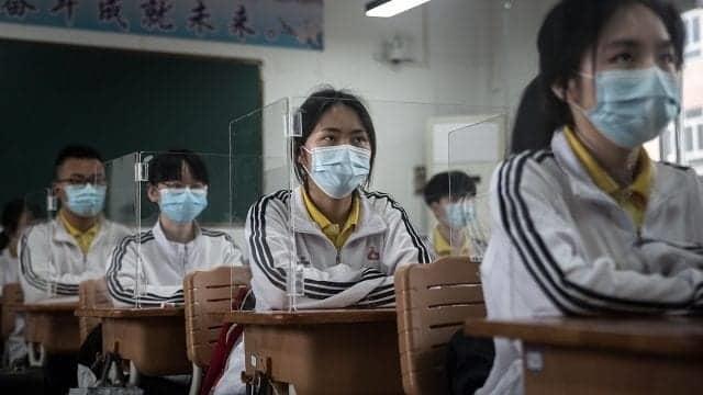 Regresan a clases estudiantes de secundarias en Wuhan tras cuarentena por COVID-19