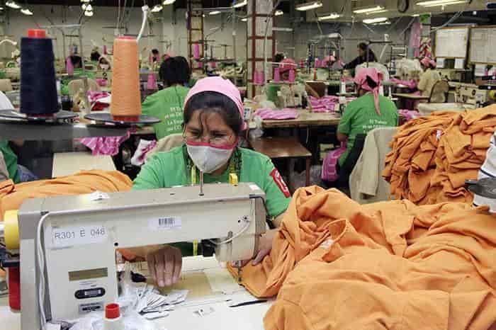 Plantea Monreal considerar industria textil y de insumos médicos como actividades esenciales