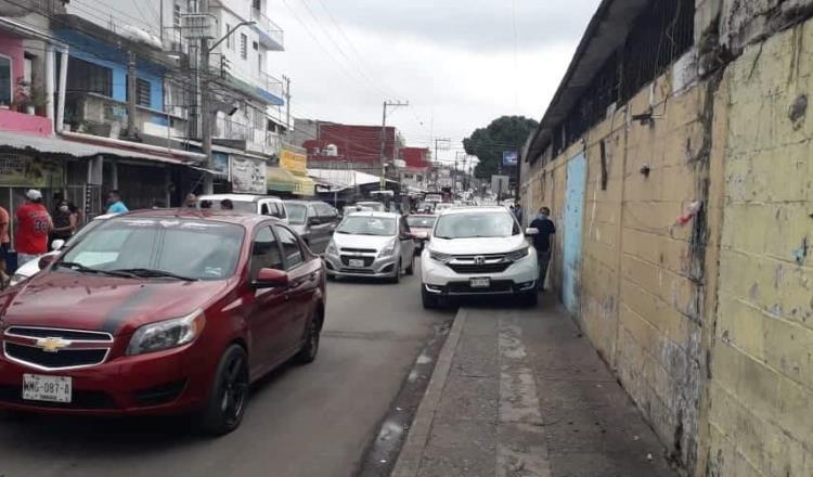 Se mantiene libre de ambulantes alrededores del mercado de Tamulté; usuarios usan banquetas como estacionamiento