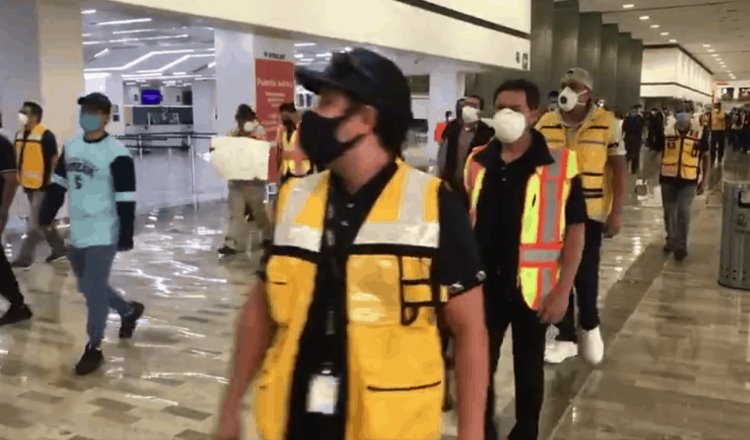 Protestan bomberos del aeropuerto de CDMX por falta de equipo de protección ante Covid-19