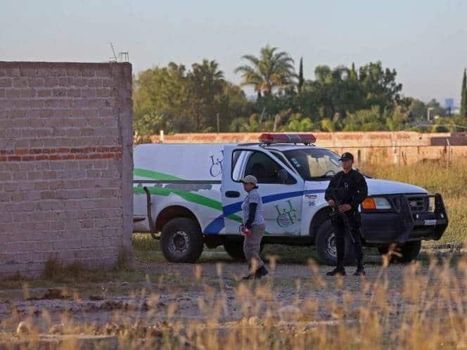 Hallan 25 cuerpos en fosa clandestina en Jalisco