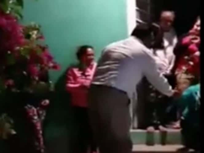 Alcalde de Cárdenas San Luis Potosí rompe sana distancia y felicita casa por casa a las madres