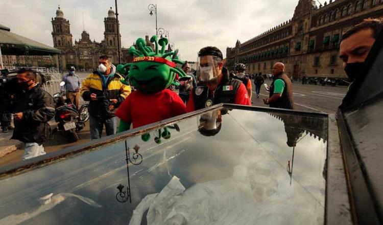 Activistas protestan en Palacio Nacional con un ataúd; exigen protección a los defensores de derechos humanos.