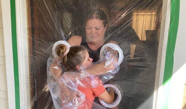Niña de California crea cortina de plástico para poder abrazar a sus abuelos
