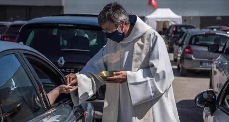 Celebran en Francia misa en coche ante pandemia; asisten cerca de 500 fieles